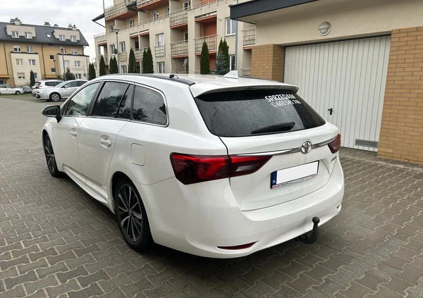 Toyota Avensis cena 53900 przebieg: 195555, rok produkcji 2017 z Rzeszów małe 29